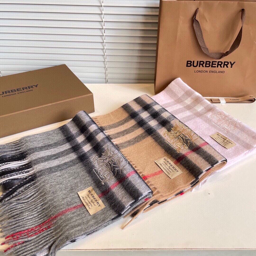 王牌口碑burberry经典羊绒格子围巾‼专柜最新品相，目前专柜都换上了新标👍经典中的经典.全品相‼其他