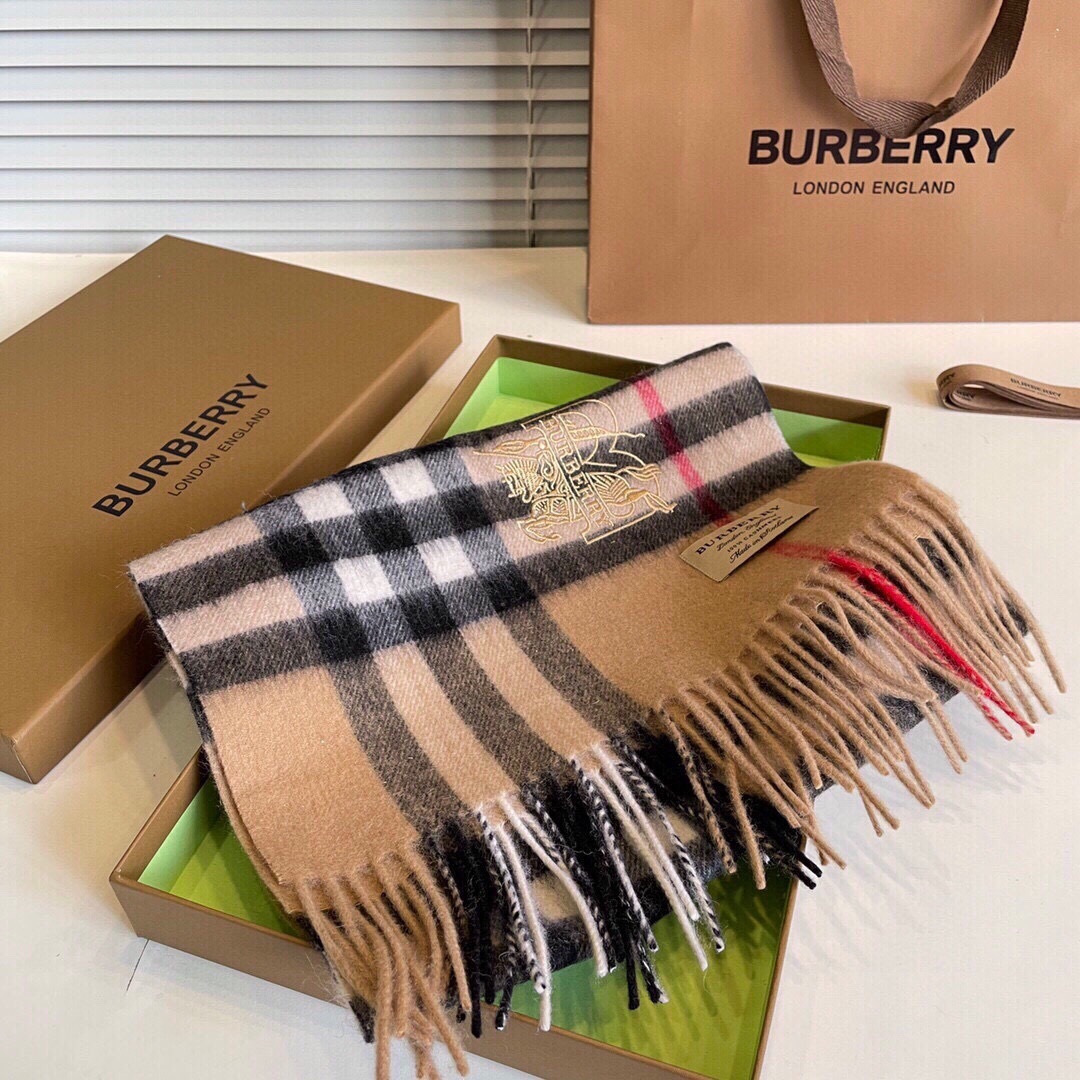 王牌口碑burberry经典羊绒格子围巾‼专柜最新品相，目前专柜都换上了新标👍经典中的经典.全品相‼其他