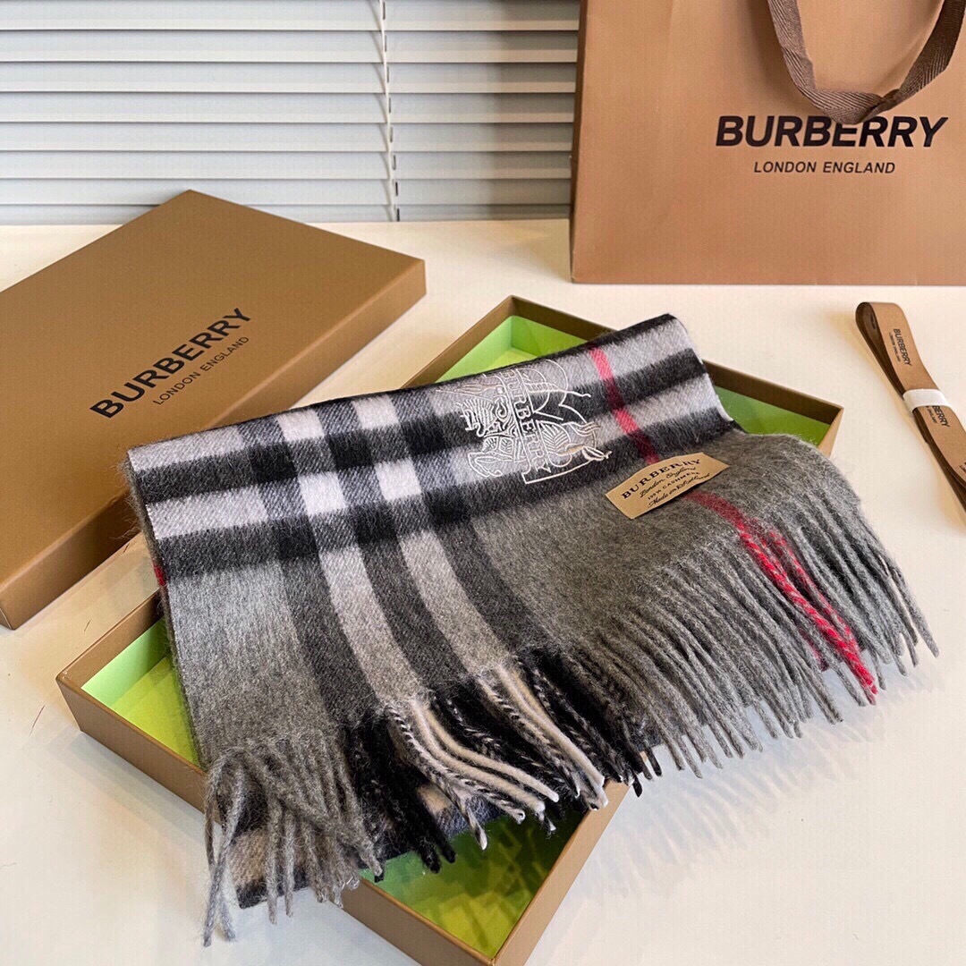 王牌口碑burberry经典羊绒格子围巾‼专柜最新品相，目前专柜都换上了新标👍经典中的经典.全品相‼其他