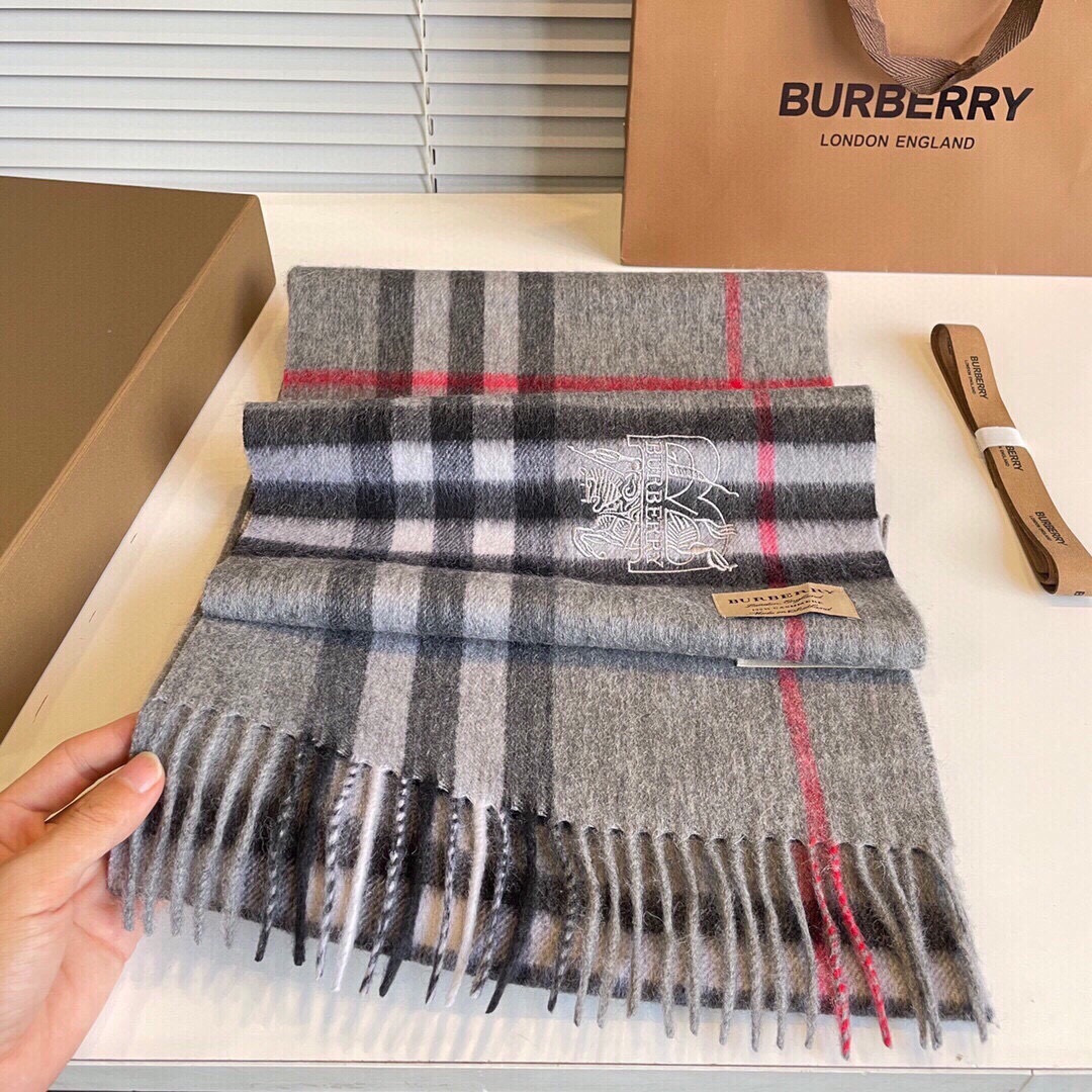王牌口碑burberry经典羊绒格子围巾‼专柜最新品相，目前专柜都换上了新标👍经典中的经典.全品相‼其他