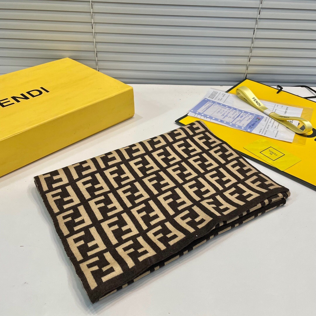经典FF字母元素围巾，专柜也是刚上架的好玩意儿‼今年的芬迪也是起飞的架势，火的不要不要的，这款真真儿的正