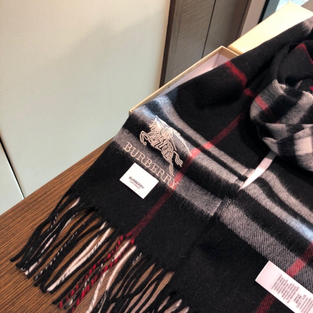 【市场最高品质经典中经典】王牌口碑burberry经典羊绒格子围巾‼专柜最新品相，目前专柜都换上了新标👍