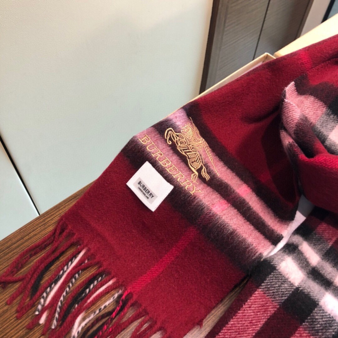 【市场最高品质经典中经典】王牌口碑burberry经典羊绒格子围巾‼专柜最新品相，目前专柜都换上了新标👍