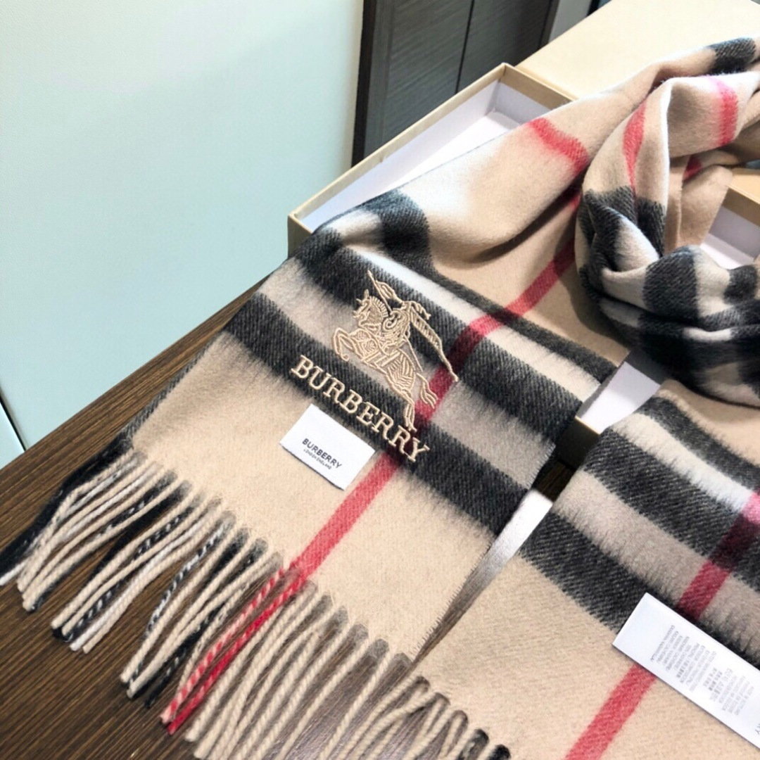 【市场最高品质经典中经典】王牌口碑burberry经典羊绒格子围巾‼专柜最新品相，目前专柜都换上了新标👍