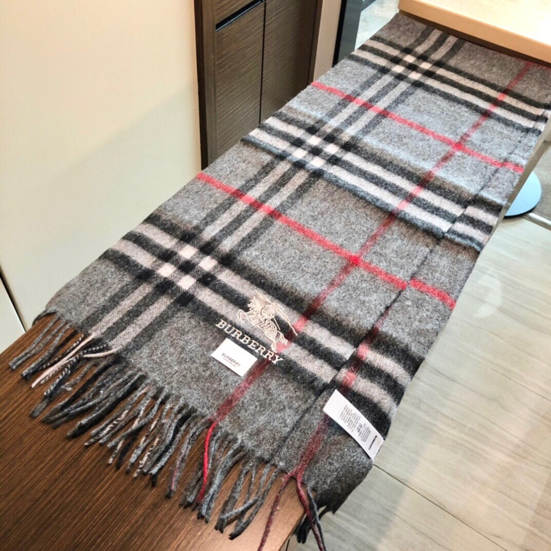 【市场最高品质经典中经典】王牌口碑burberry经典羊绒格子围巾‼专柜最新品相，目前专柜都换上了新标👍