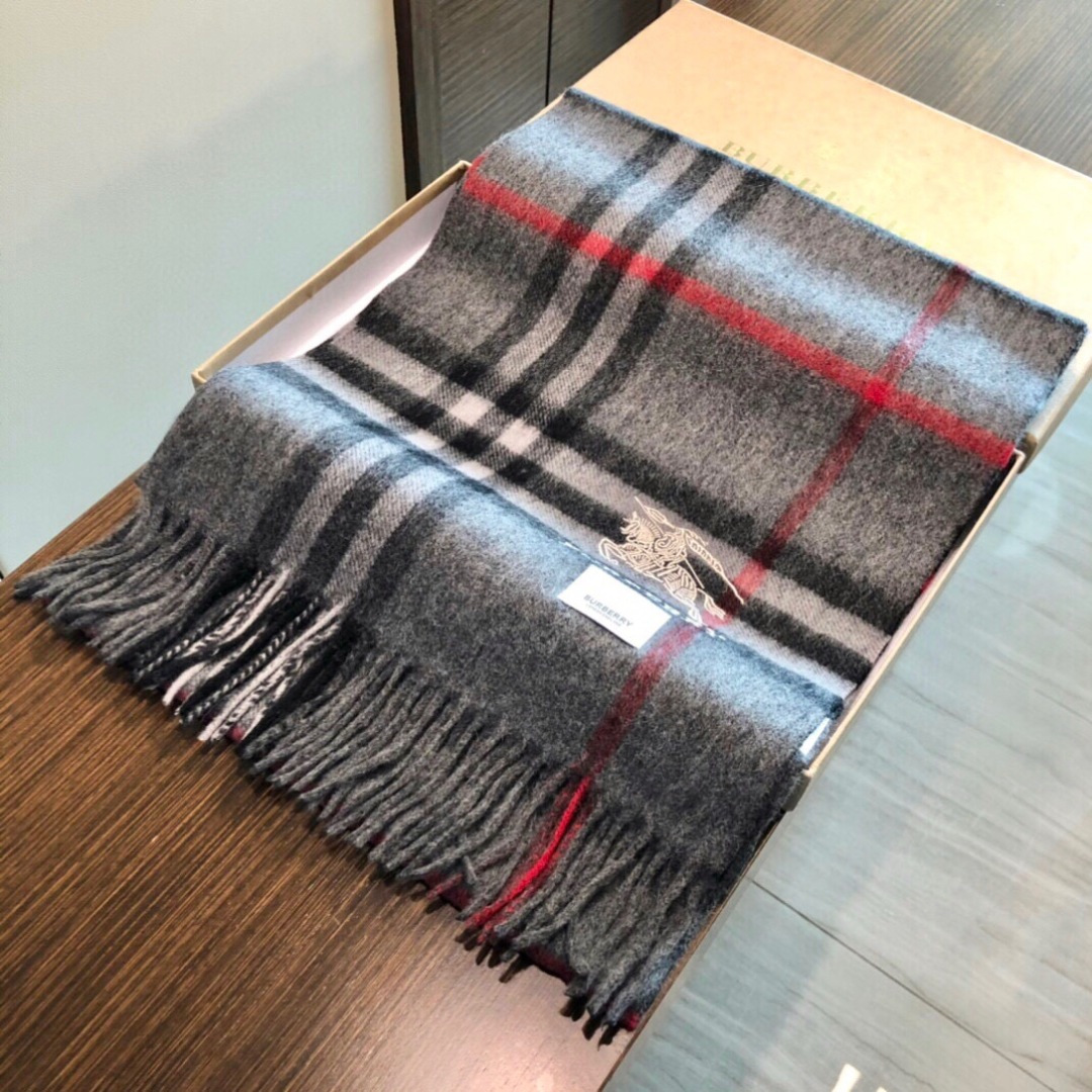 【市场最高品质经典中经典】王牌口碑burberry经典羊绒格子围巾‼专柜最新品相，目前专柜都换上了新标👍