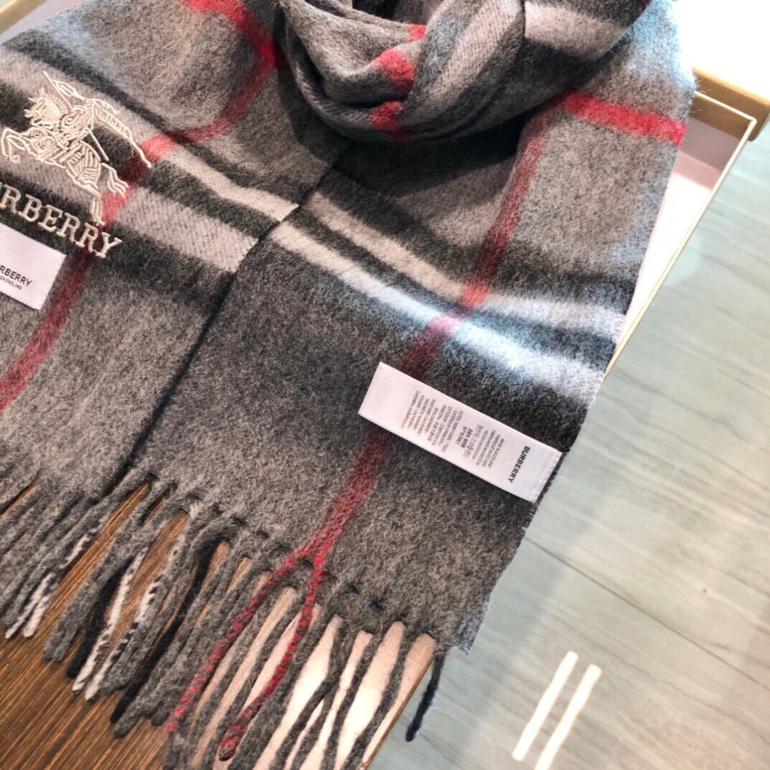 【市场最高品质经典中经典】王牌口碑burberry经典羊绒格子围巾‼专柜最新品相，目前专柜都换上了新标👍