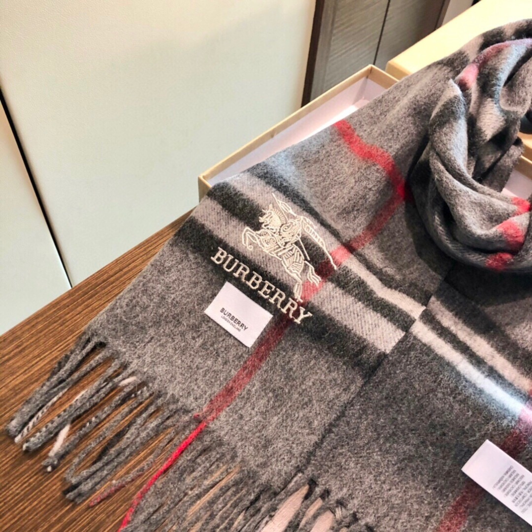 【市场最高品质经典中经典】王牌口碑burberry经典羊绒格子围巾‼专柜最新品相，目前专柜都换上了新标👍