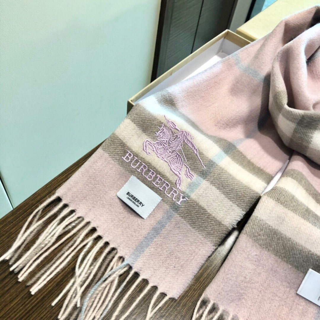 【市场最高品质经典中经典】王牌口碑burberry经典羊绒格子围巾‼专柜最新品相，目前专柜都换上了新标👍