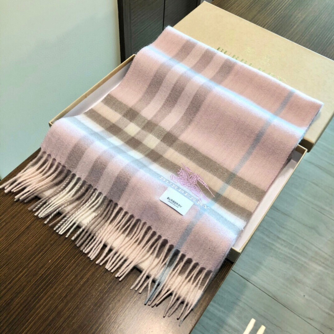 【市场最高品质经典中经典】王牌口碑burberry经典羊绒格子围巾‼专柜最新品相，目前专柜都换上了新标👍