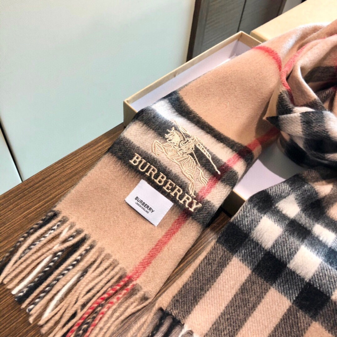 【市场最高品质经典中经典】王牌口碑burberry经典羊绒格子围巾‼专柜最新品相，目前专柜都换上了新标👍