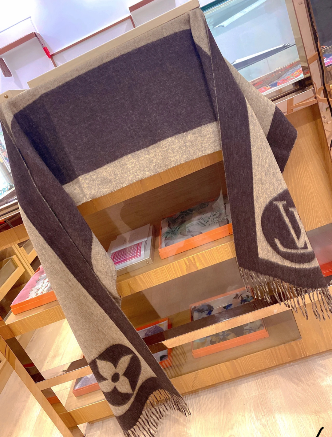 LV 有纪念意义的一款围巾，实用兼潮流，的变形设计 艺术感满分，工艺杜绝了产品字体不清晰的问题，原版原标