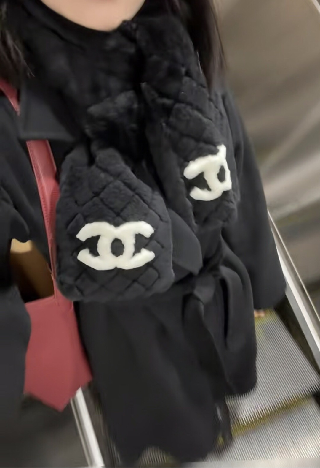 【▪️超级保暖Chanel秋冬新款！！！】简约奢华大气白富美，进口人工皮草和羊绒的结合，高级的范畴已不只