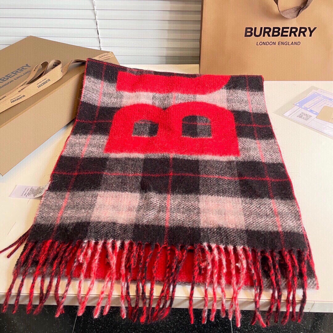 Burberry双面提花羊羔毛绒围巾👍最新英国专柜的单子‼️极品奢华点在于：一面是经典羊绒格子字母徽标提
