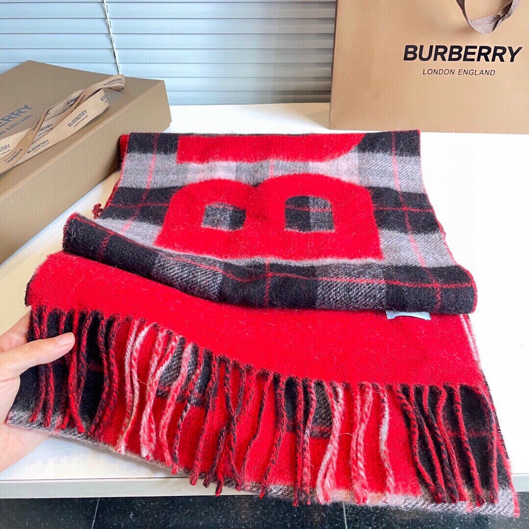 Burberry双面提花羊羔毛绒围巾👍最新英国专柜的单子‼️极品奢华点在于：一面是经典羊绒格子字母徽标提