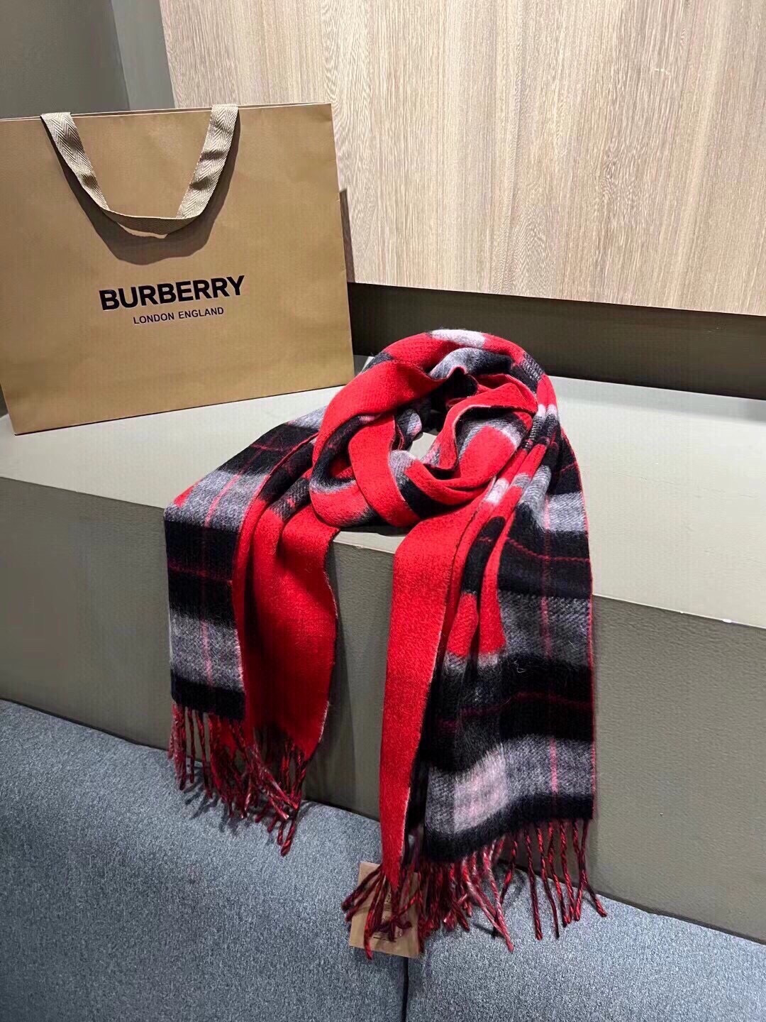 Burberry双面提花羊羔毛绒围巾👍最新英国专柜的单子‼️极品奢华点在于：一面是经典羊绒格子字母徽标提