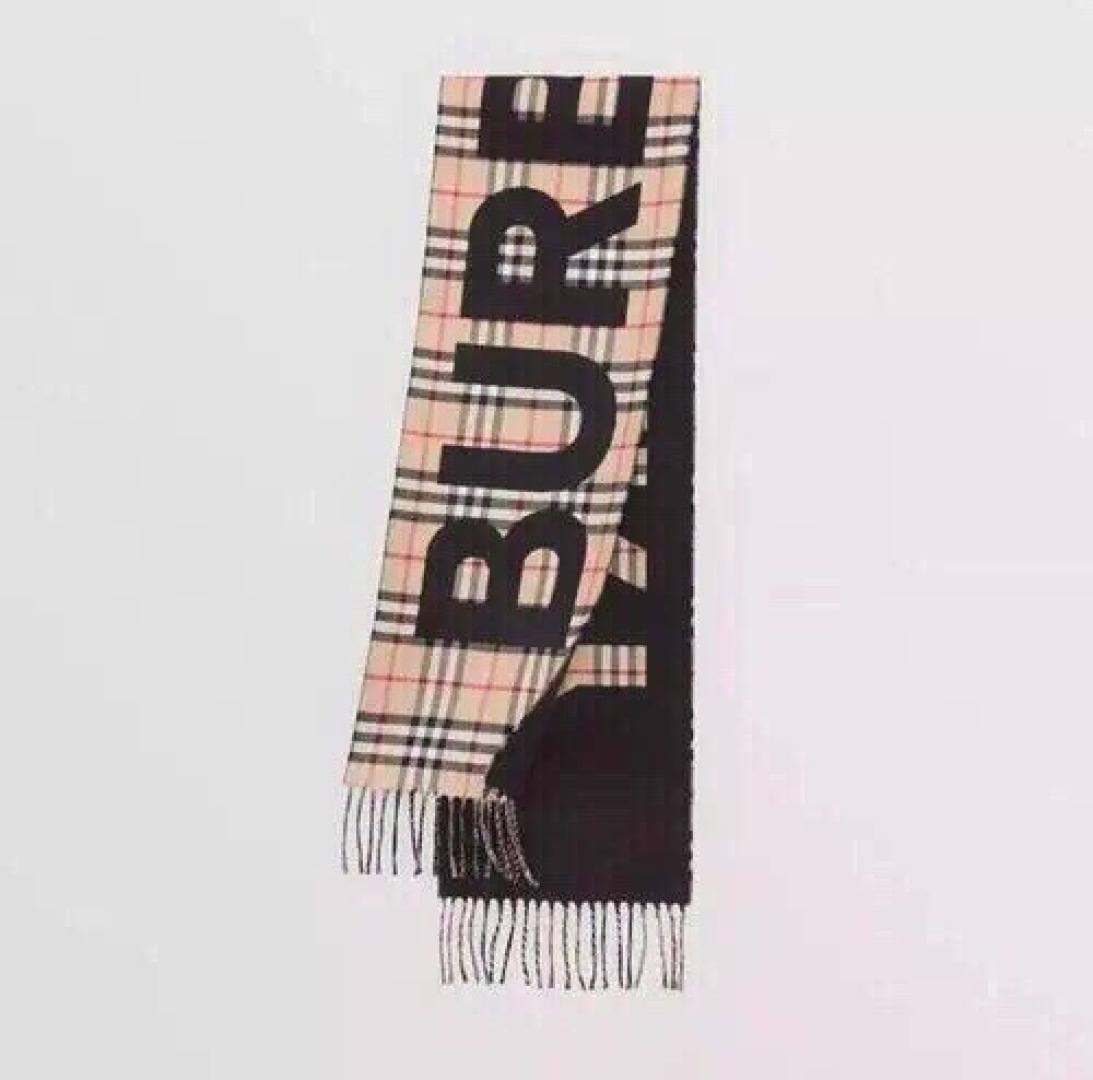 Burberry双面提花羊羔毛绒围巾👍最新英国专柜的单子‼️极品奢华点在于：一面是经典羊绒格子字母徽标提