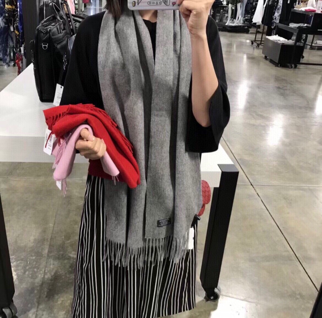 YSL（圣罗兰）100%羊绒版手感好到爆 难得一见的温柔配色，低调又不失优雅❗️】重点推荐高级舒适时髦气