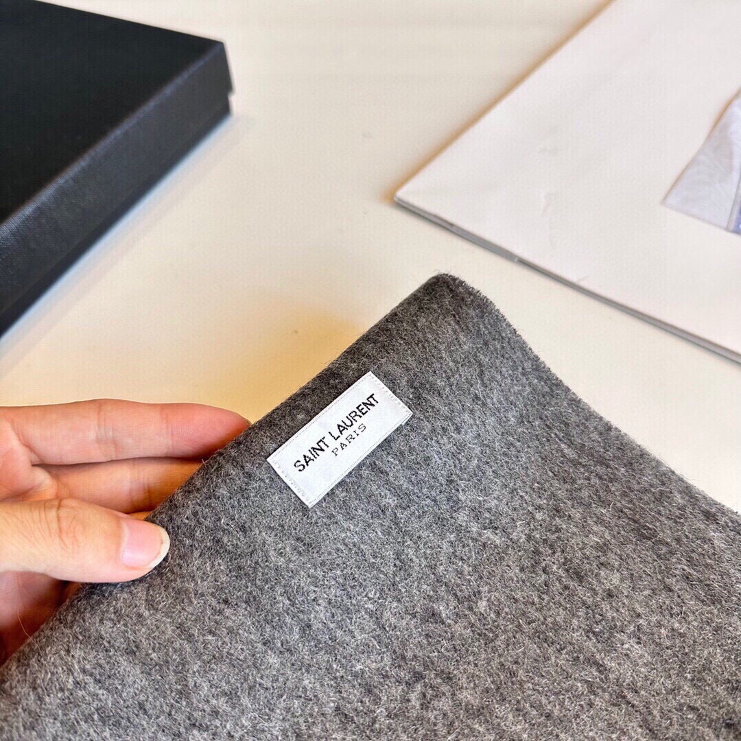 YSL（圣罗兰）100%羊绒版手感好到爆 难得一见的温柔配色，低调又不失优雅❗️】重点推荐高级舒适时髦气