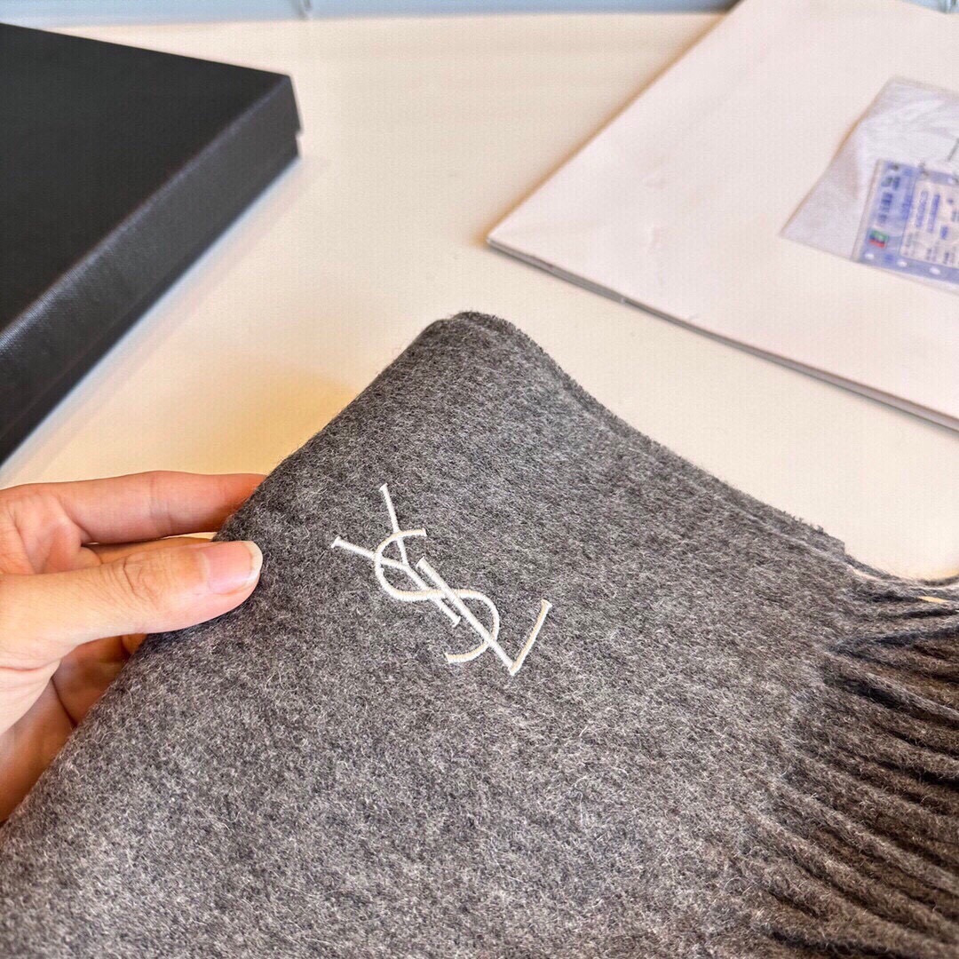 YSL（圣罗兰）100%羊绒版手感好到爆 难得一见的温柔配色，低调又不失优雅❗️】重点推荐高级舒适时髦气