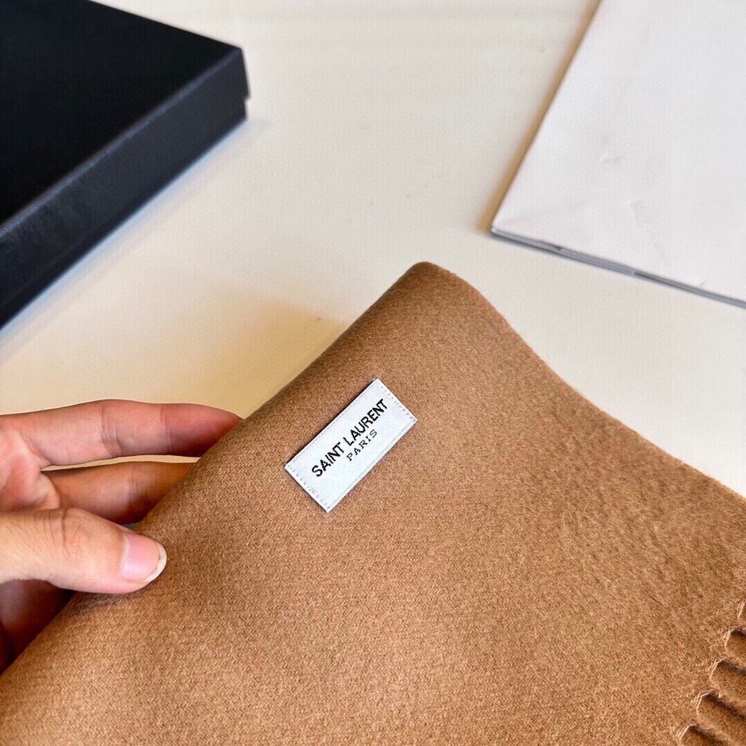 YSL（圣罗兰）100%羊绒版手感好到爆 难得一见的温柔配色，低调又不失优雅❗️】重点推荐高级舒适时髦气