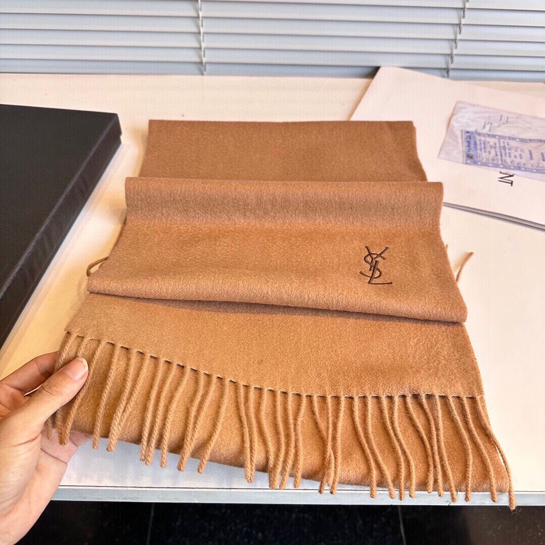 YSL（圣罗兰）100%羊绒版手感好到爆 难得一见的温柔配色，低调又不失优雅❗️】重点推荐高级舒适时髦气