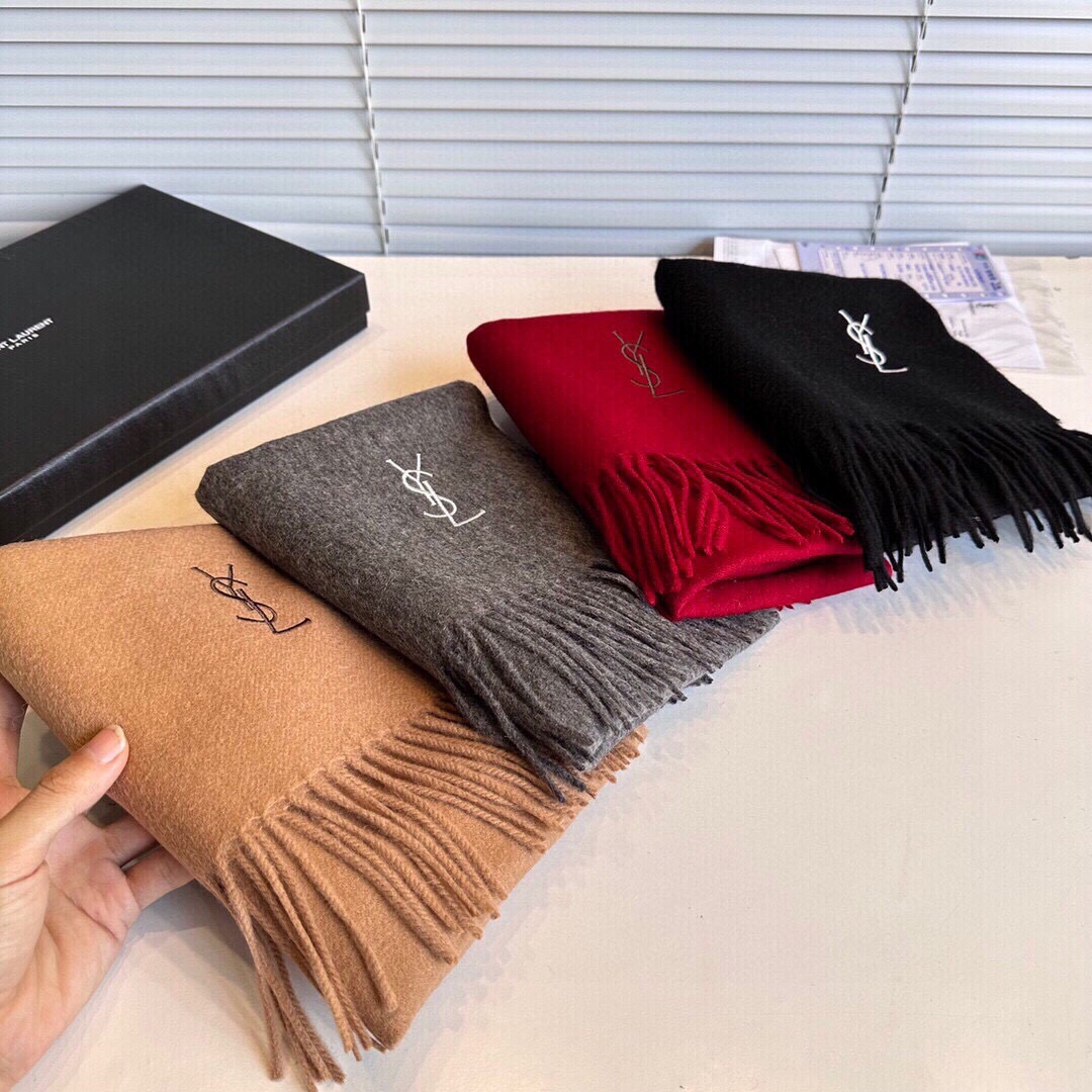 YSL（圣罗兰）100%羊绒版手感好到爆 难得一见的温柔配色，低调又不失优雅❗️】重点推荐高级舒适时髦气