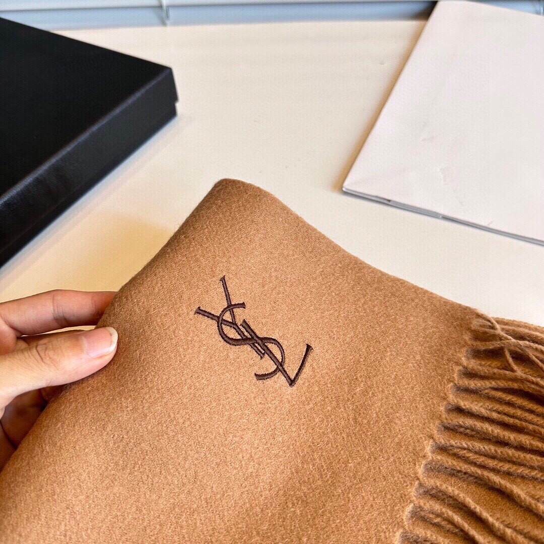 YSL（圣罗兰）100%羊绒版手感好到爆 难得一见的温柔配色，低调又不失优雅❗️】重点推荐高级舒适时髦气