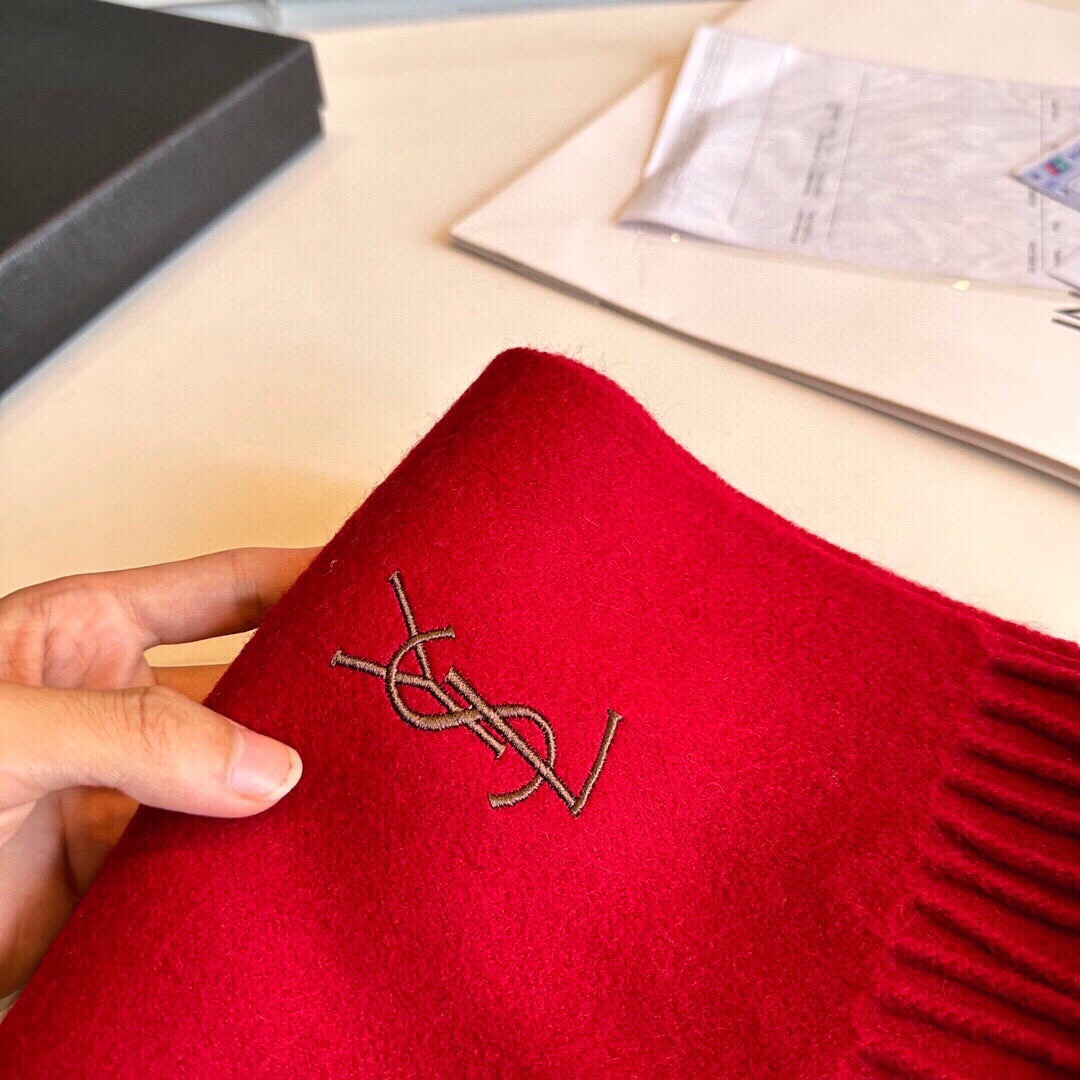 YSL（圣罗兰）100%羊绒版手感好到爆 难得一见的温柔配色，低调又不失优雅❗️】重点推荐高级舒适时髦气