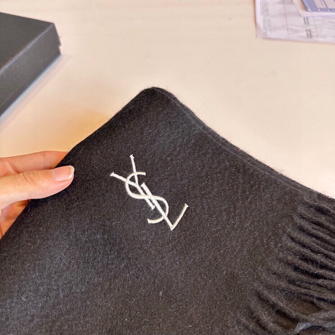 YSL（圣罗兰）100%羊绒版手感好到爆 难得一见的温柔配色，低调又不失优雅❗️】重点推荐高级舒适时髦气
