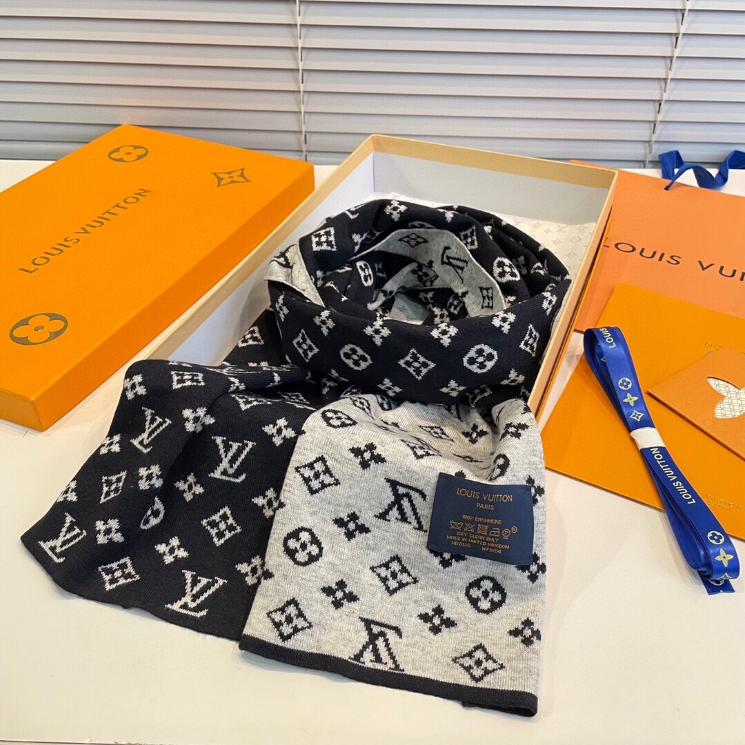 怒推走量新款🎊重磅推荐🎊LV官网最新款💥 针织羊绒材质。非常保暖👑 柔软亲肤，不扎脖😍经典素色围巾设计😘