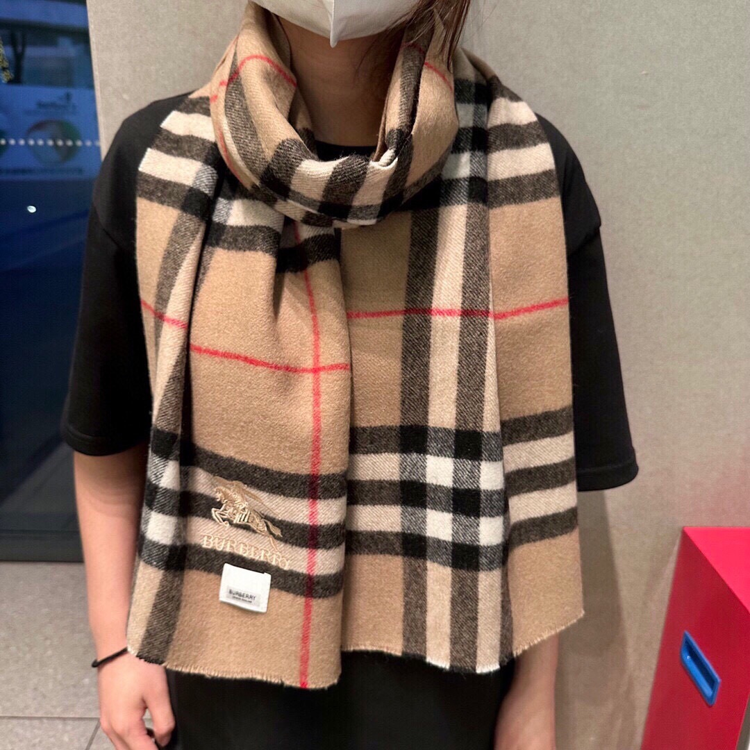 burberry专柜短须边经典羊绒格子围巾！！真香系列必入推荐！专柜最新品相，目前专柜都换上了四角缝白标