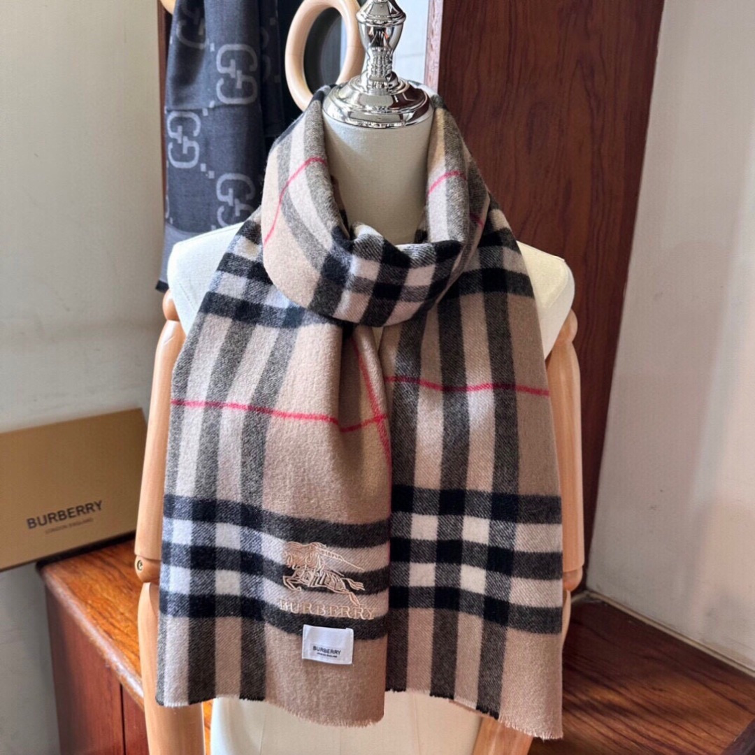 burberry专柜短须边经典羊绒格子围巾！！真香系列必入推荐！专柜最新品相，目前专柜都换上了四角缝白标