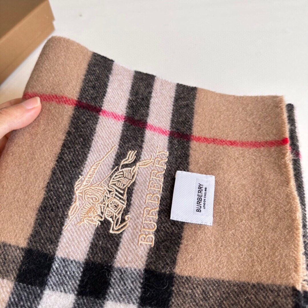 burberry专柜短须边经典羊绒格子围巾！！真香系列必入推荐！专柜最新品相，目前专柜都换上了四角缝白标