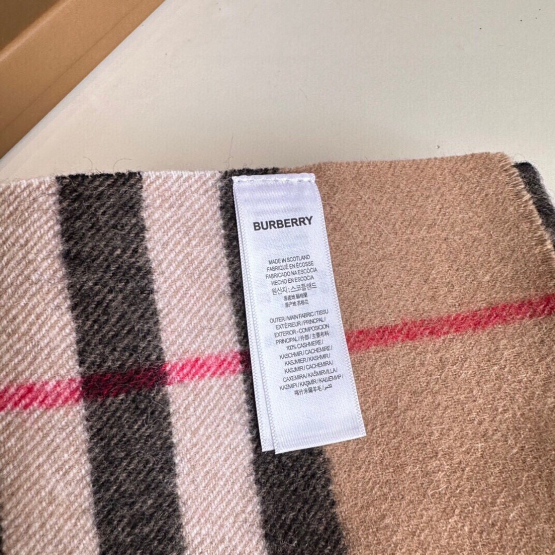 burberry专柜短须边经典羊绒格子围巾！！真香系列必入推荐！专柜最新品相，目前专柜都换上了四角缝白标