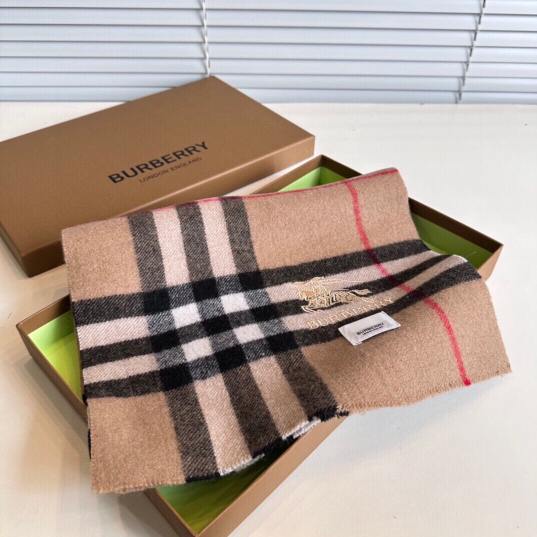burberry专柜短须边经典羊绒格子围巾！！真香系列必入推荐！专柜最新品相，目前专柜都换上了四角缝白标