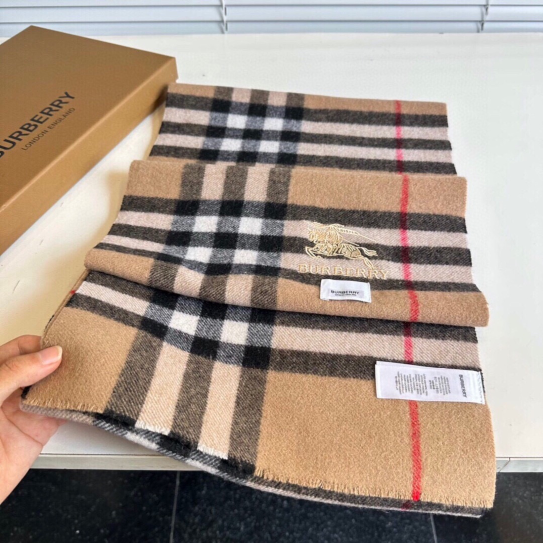 burberry专柜短须边经典羊绒格子围巾！！真香系列必入推荐！专柜最新品相，目前专柜都换上了四角缝白标