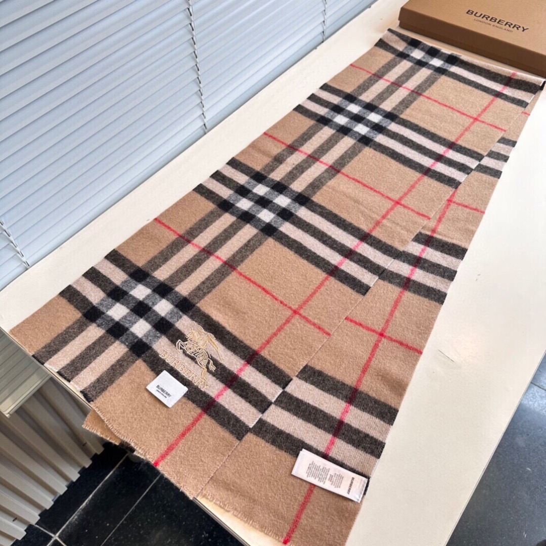 burberry专柜短须边经典羊绒格子围巾！！真香系列必入推荐！专柜最新品相，目前专柜都换上了四角缝白标