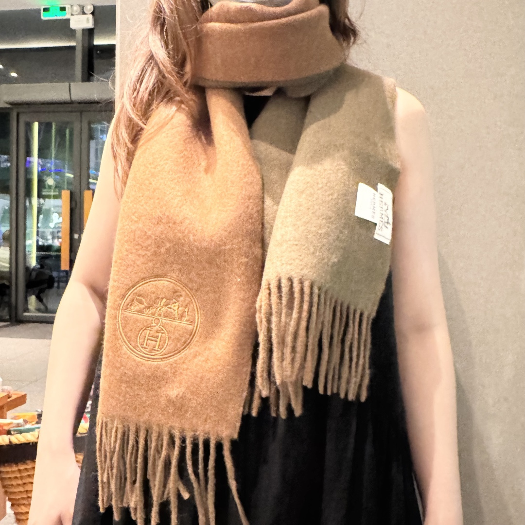 ✨✨爱马仕双面围巾❗好看的要疯掉了，太有型太有魅力了❗❗非常斯文时尚的秋冬单品！真的很喜欢，非常Clas