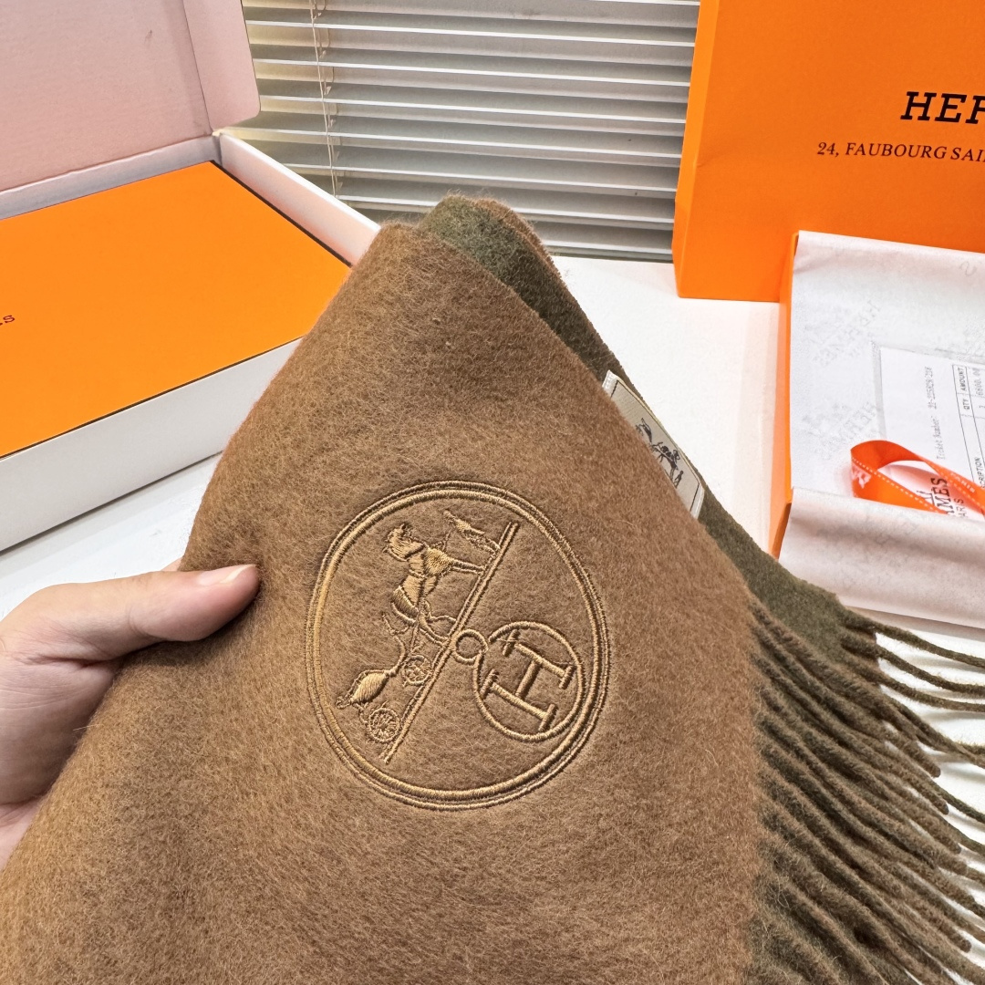 ✨✨爱马仕双面围巾❗好看的要疯掉了，太有型太有魅力了❗❗非常斯文时尚的秋冬单品！真的很喜欢，非常Clas