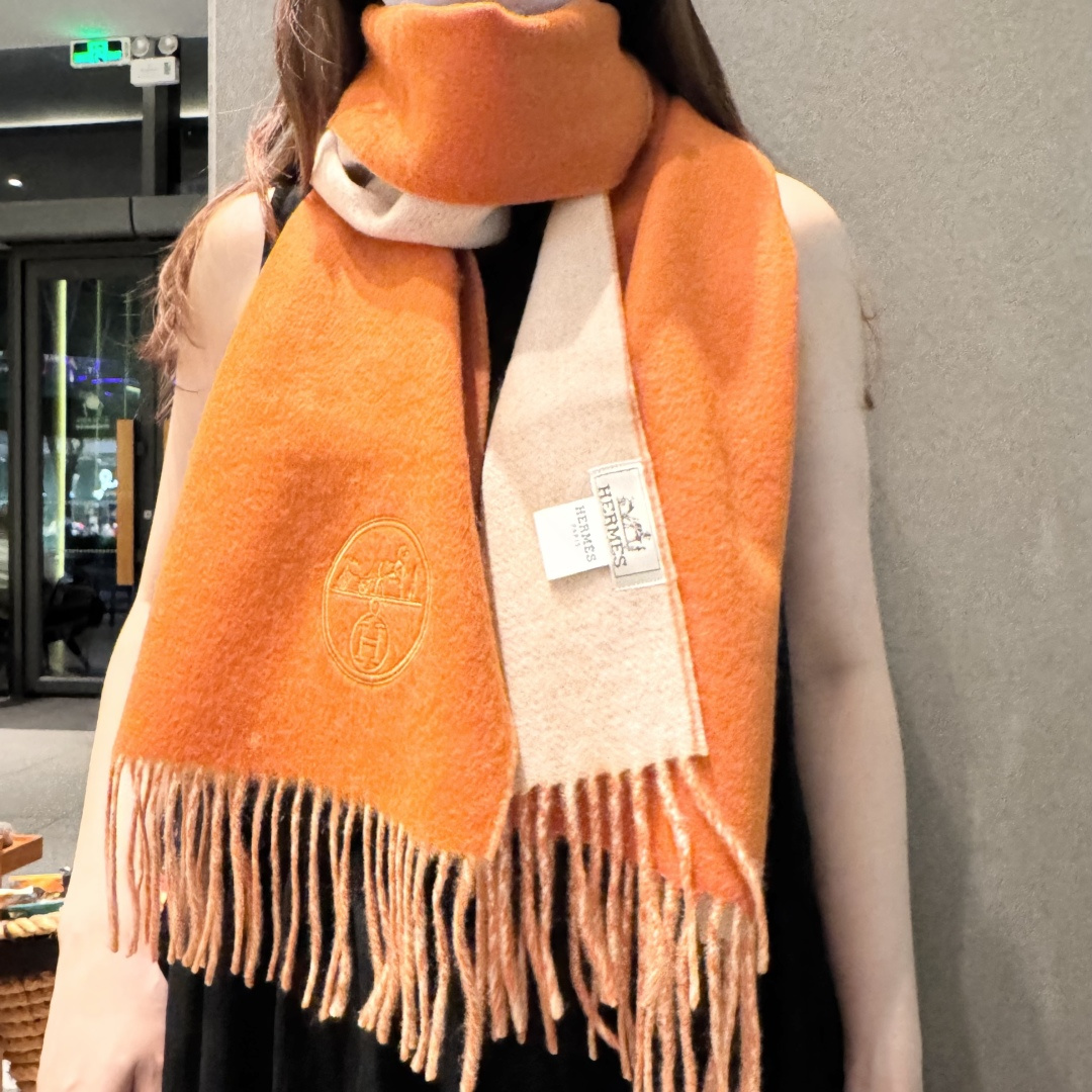 ✨✨爱马仕双面围巾❗好看的要疯掉了，太有型太有魅力了❗❗非常斯文时尚的秋冬单品！真的很喜欢，非常Clas