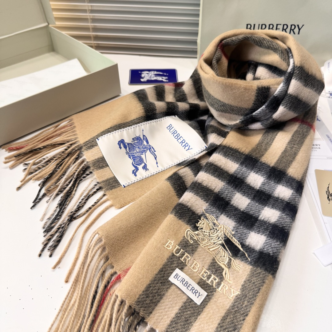 巴宝莉经典格子万年款，bbr战马刺绣🪡经典【小格双面披肩】品质手感好到不行‼️100%羊羔绒♨️高尖端产