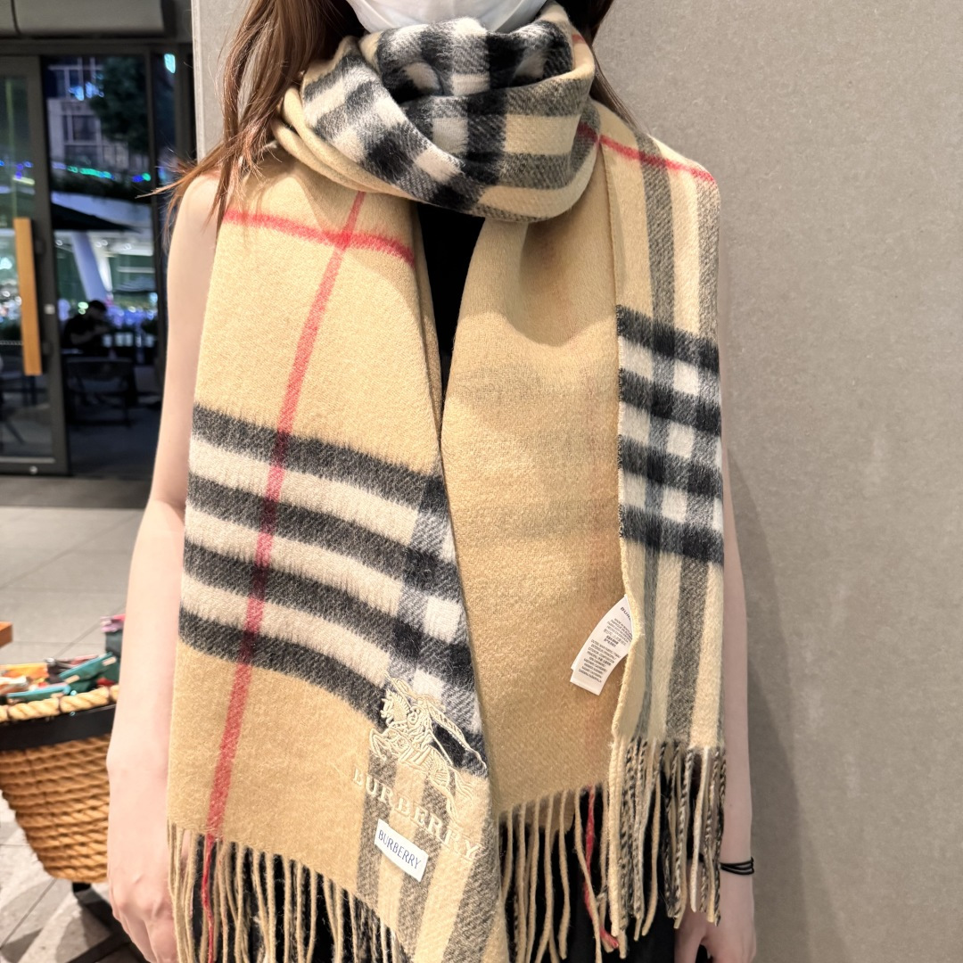 巴宝莉经典格子万年款，bbr战马刺绣🪡经典【小格双面披肩】品质手感好到不行‼️100%羊羔绒♨️高尖端产