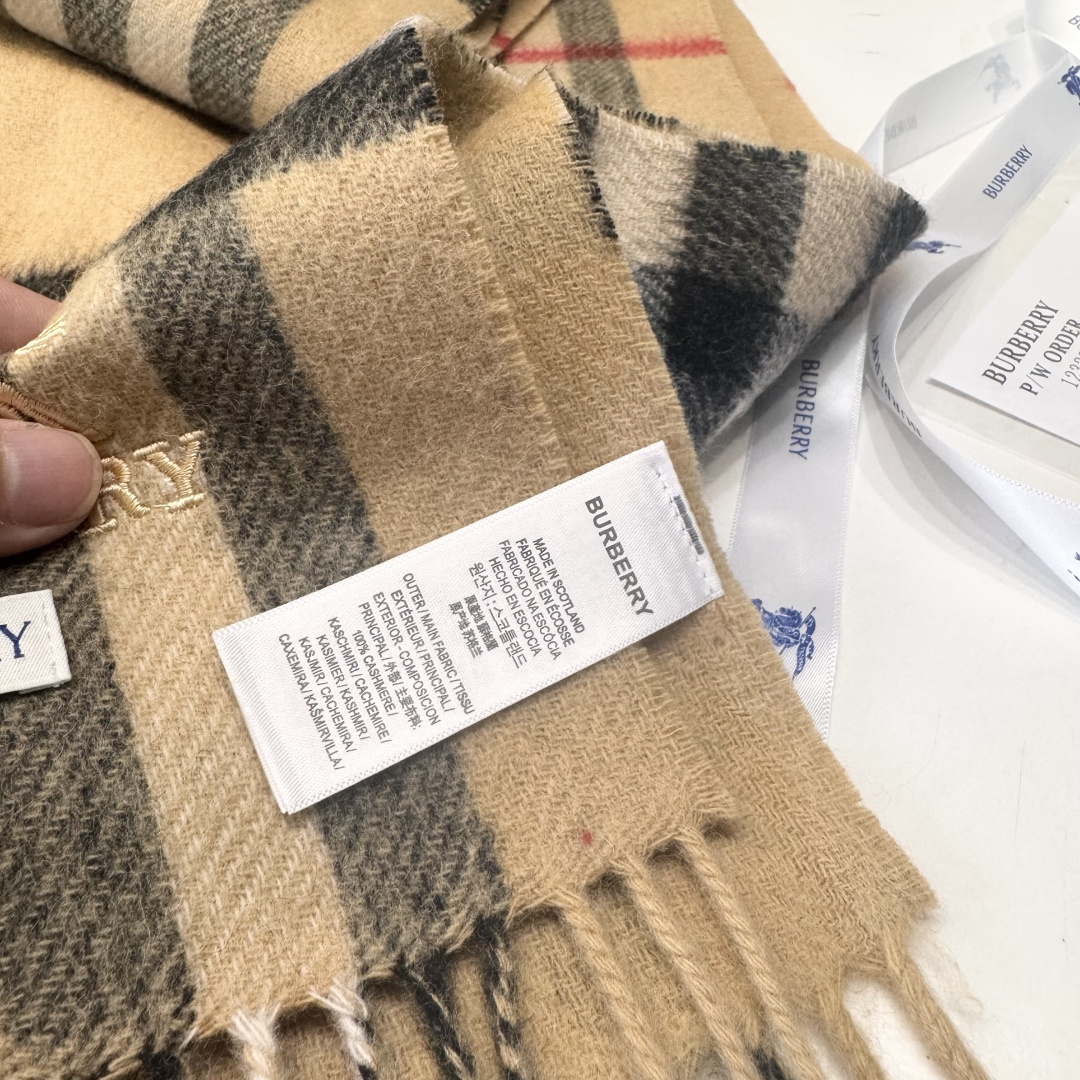 巴宝莉经典格子万年款，bbr战马刺绣🪡经典【小格双面披肩】品质手感好到不行‼️100%羊羔绒♨️高尖端产