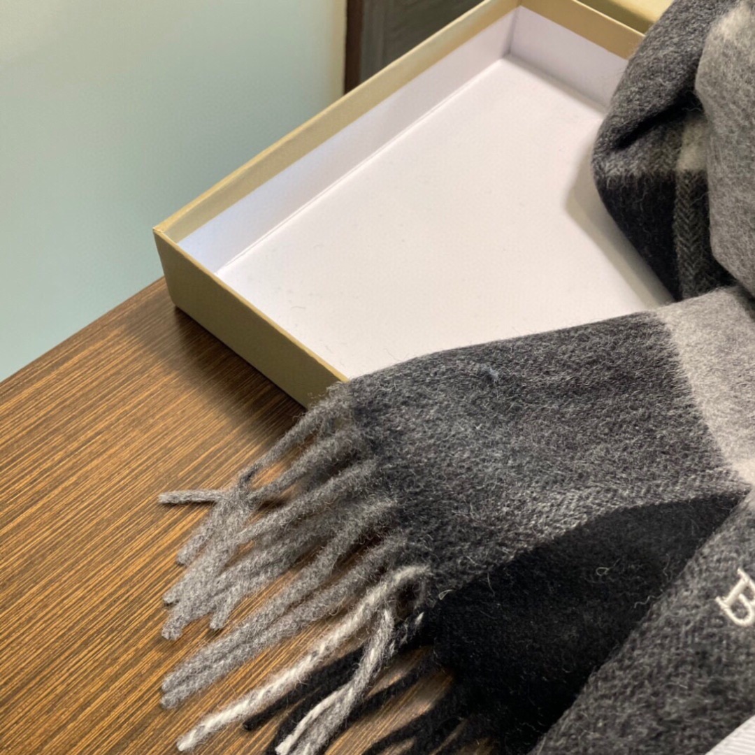 【巴宝莉】欧洲羊绒男女款发售，👊顶级原单正品尾货🌲，明星同款，🎩优雅温和的时尚之美，穿上有型，🆚在任何场