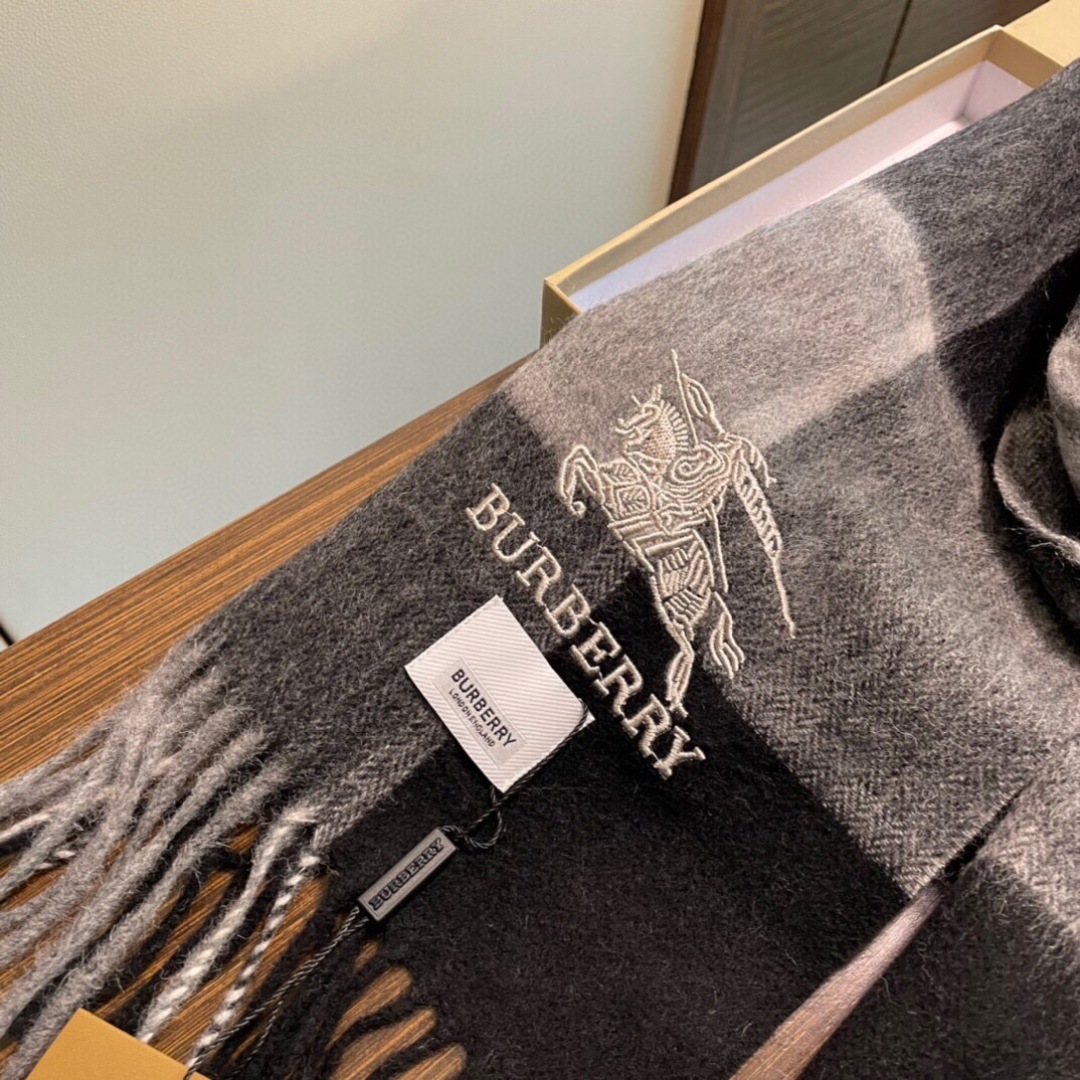 【巴宝莉】欧洲羊绒男女款发售，👊顶级原单正品尾货🌲，明星同款，🎩优雅温和的时尚之美，穿上有型，🆚在任何场