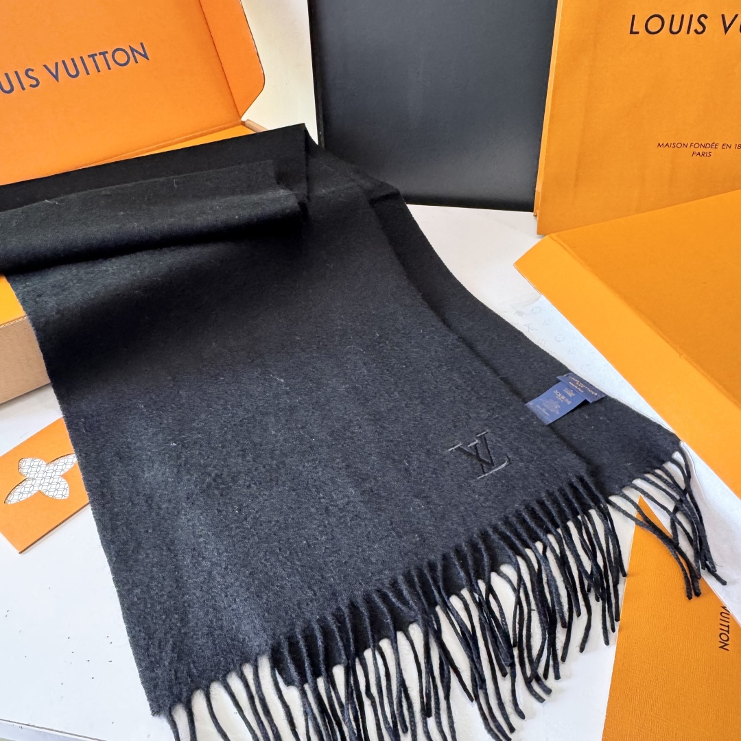 LV 路易威登官网最新款羔羊绒围巾！出口订单，喜欢有颜值，高质量的亲可入手，无论怎么搭配都是满满的高级感