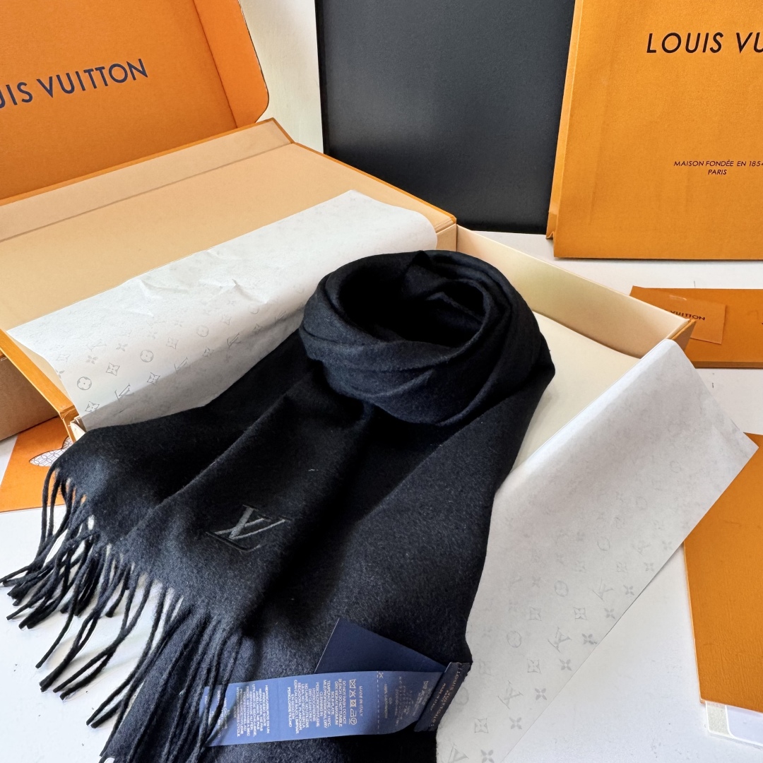 LV 路易威登官网最新款羔羊绒围巾！出口订单，喜欢有颜值，高质量的亲可入手，无论怎么搭配都是满满的高级感