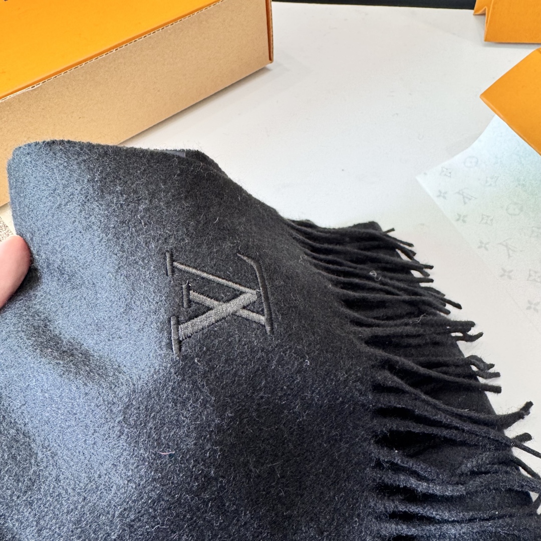 LV 路易威登官网最新款羔羊绒围巾！出口订单，喜欢有颜值，高质量的亲可入手，无论怎么搭配都是满满的高级感