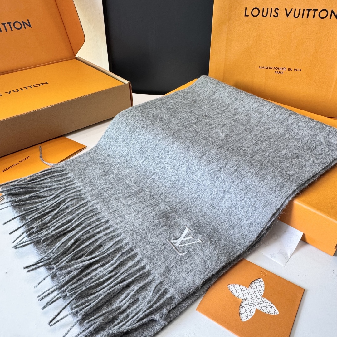 LV 路易威登官网最新款羔羊绒围巾！出口订单，喜欢有颜值，高质量的亲可入手，无论怎么搭配都是满满的高级感